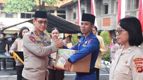 Kapolda Bali, Irjen Daniel Adityajaya, menyerahkan bansos Ramadan saat acara Bazar Ramadan di Mapolda Bali, Kamis (20/3/2025). (Dok. Polda Bali)