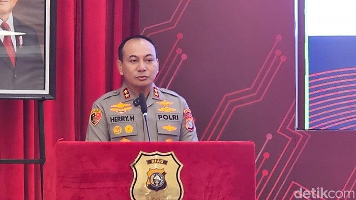 Kapolda Riau Irjen Herry Heryawan.