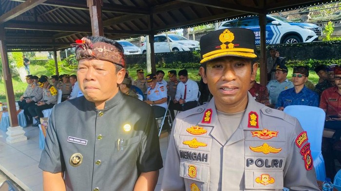 Kapolres Karangasem, AKBP I Nengah Sadiarta, bersama Wabup Karangasem, Pandu Prapanca Lagosa, saat ditemui setelah apel gelar pasukan Operasi Ketupat Agung 2025 di Lapangan Tanah Aron, Kamis (20/3/2025). (Selamat Juniasa/detikBali)