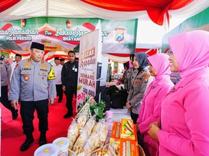 Kapolri Hadiri Bazar Ramadan Polri Presisi dan Baksos Bhayangkari 2025 di Surabaya