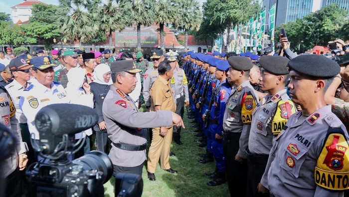 Kapolri Jenderal Listyo Sigit Prabowo memimpin apel gelar pasukan Operasi Ketupat 2025 di Halaman Gedung Negara Grahadi Surabaya