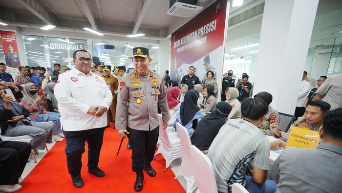 Kapolri Jenderal Listyo Sigit saat meninjau bakti kesehatan Polri untuk Masyarakat di PT Tah Sung Hung, Brebes, Rabu (19/3/2025).