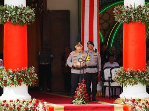 Kapolri Pimpin Apel Operasi Ketupat 2025 di Surabaya