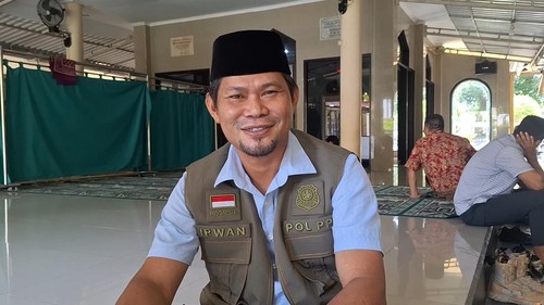 Kasatpol PP Kota Mataram, Irwan Rahadi, saat dikonfirmasi di Kantor Wali Kota Mataram, Kamis (20/3/2025). (Nathea Citra/detikBali)