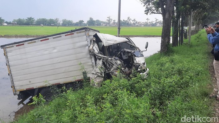 Kondisi laka truk tronton dengan box di jalan Pantura Pati-Juwana tepatnya Desa Widorokandang Kecamatan Pati, Kamis (20/3/2025).