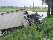 Gagal Nyalip, Truk Tronton Adu Banteng Vs Truk Boks di Jalan Pantura Pati