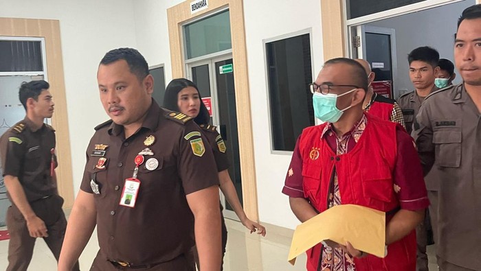 Kejari Banyuasin menetapkan tiga tersangka dugaan korupsi pengelolaan retribusi parkir di Dinas Perhubungan.