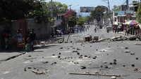 Bebatuan hingga kayu berserakan di jalanan. REUTERS/Jean Feguens Regala