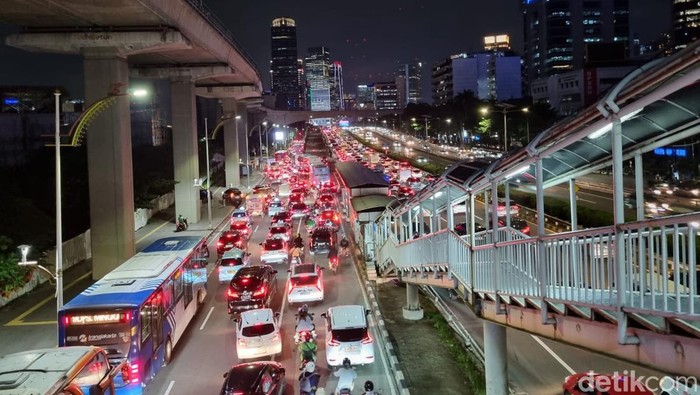 Kemacetan terjadi di ruas jalan tol dalam kota (dalkot) arah Senayan, Jakarta. Foto: Harris/detikcom.