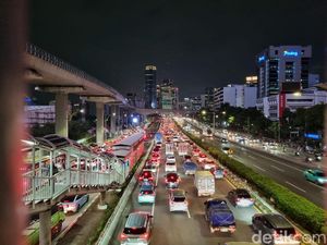 Merah! Lalin Tol Dalam Kota hingga JORR Macet Jelang Long Weekend