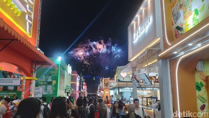 Kembang api di Jakarta Lebaran Fair 2025