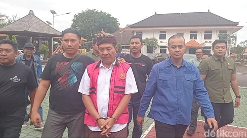 Kepala Dinas Penanaman Modal dan Pelayanan Terpadu Satu Pintu (DPMPTSP) Buleleng, Made Kuta, seusai diperiksa di kantor Kejati Bali, Kamis (20/3/2025).