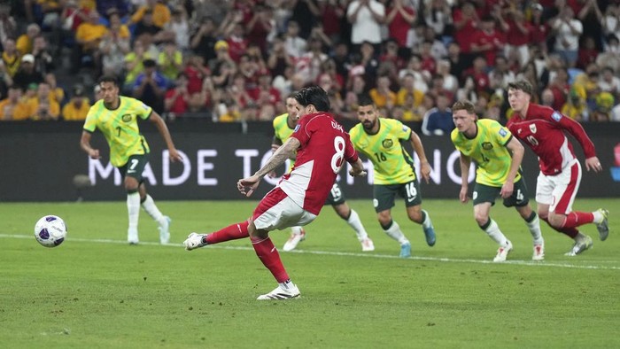Indonesias Kevin Diks takes a penalty against Australia during their soccer World Cup qualifying match at the Sydney Football Stadium, Sydney, Australia, Thursday, March 20, 2025. (AP Photo/Mark Baker)