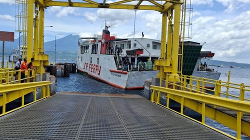KMP Nusa Makmur yang kandas di Selat Bali berhasil sandar di Dermaga MB 3 Pelabuhan Gilimnauk, Bali, Kamis (20/3/2025). (dok. Pos AL Gilimanuk)