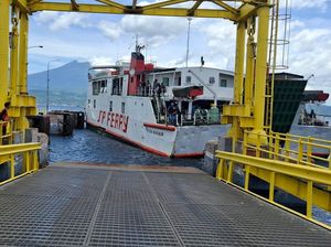 KMP Nusa Makmur Berhasil Dievakuasi Setelah Kandas di Perairan Buleleng