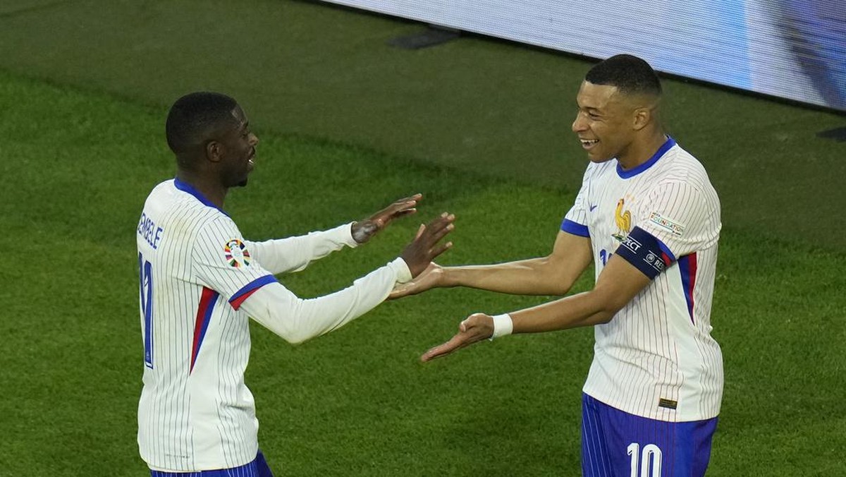 Ousmane Dembele dan Kylian Mbappe. (Foto: AP/Hassan Ammar)