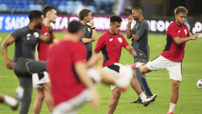 Indonesias coach Patrick Kluivert, right, watches his players train ahead of the World Cup qualifying match against Australia at the Sydney Football Stadium, Sydney, Australia, Wednesday, March 19, 2025. (AP Photo/Mark Baker)