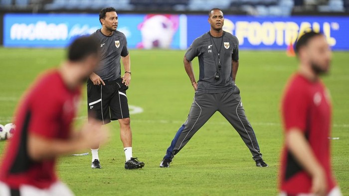 Indonesias coach Patrick Kluivert, right, watches his players train ahead of the World Cup qualifying match against Australia at the Sydney Football Stadium, Sydney, Australia, Wednesday, March 19, 2025. (AP Photo/Mark Baker)