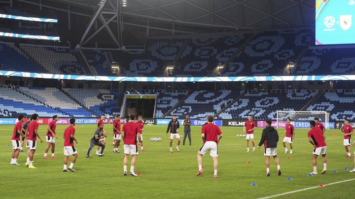 Indonesias coach Patrick Kluivert, right, watches his players train ahead of the World Cup qualifying match against Australia at the Sydney Football Stadium, Sydney, Australia, Wednesday, March 19, 2025. (AP Photo/Mark Baker)