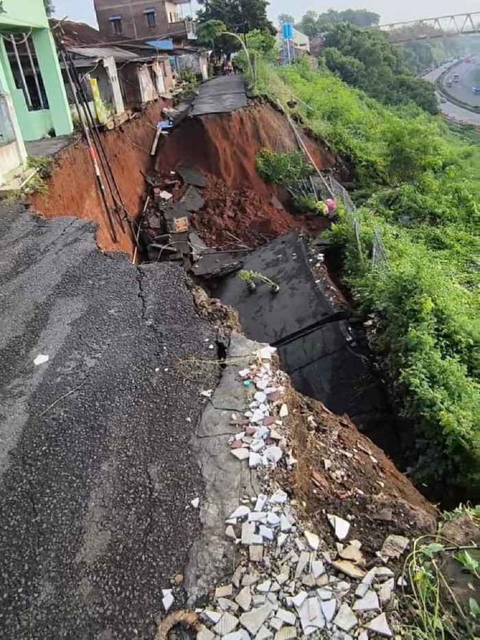 Longsor di Jalan Jangli Raya, Karanganyar Gunung, Candisari, Kota Semarang, Kamis (20/3/2025).