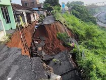 Jalan di Pinggir Tol Jatingaleh Semarang Ambles 1 Meter Kena Longsor