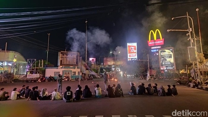 Mahasiswa melakukan aksi unjuk rasa di simpang Ciceri Kota Serang. (Aris Rivaldo/detikcom)