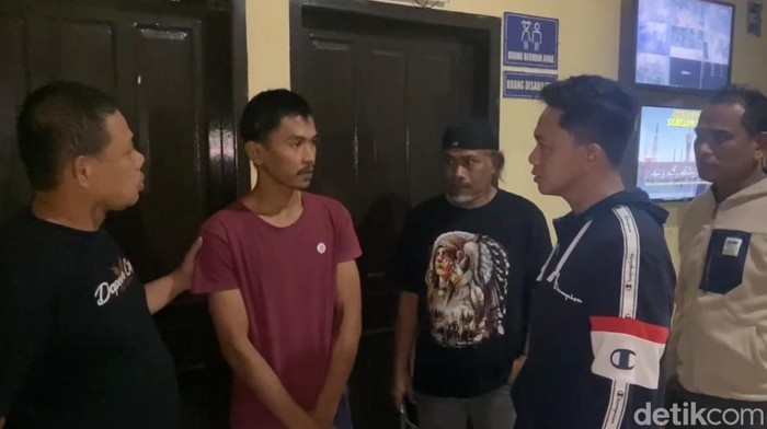 Pria berinisial MR (29) ditangkap polisi gegara membobol rumah pengusaha asal Papua di Makassar, Sulawesi Selatan (Sulsel).