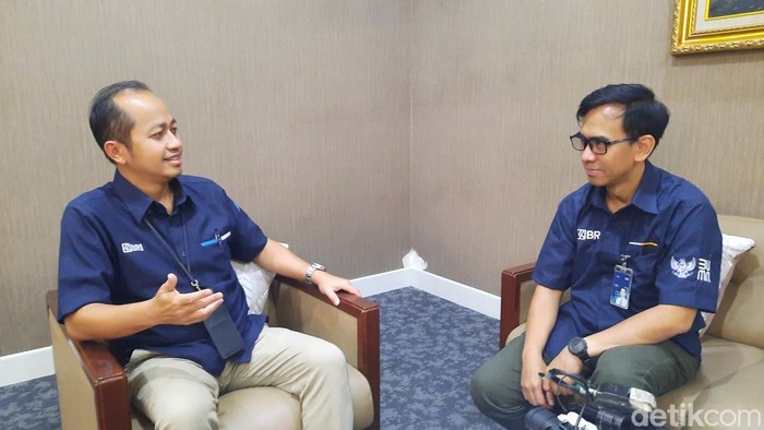 Karyawan toko anggrek Ragunan menyiapkan anggrek untuk dikemas.
