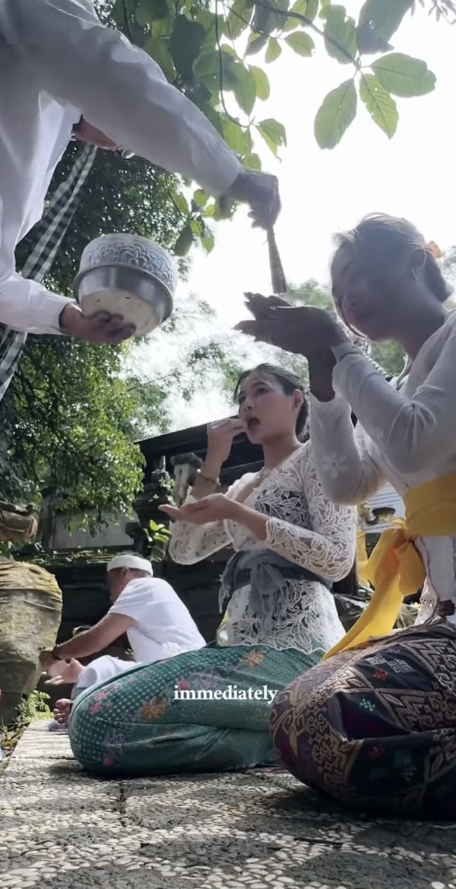 Melalui akun Instagram pribadi, penyanyi Marion Jola membagikan video singkat saat dirinya menjalani tradisi melukat di Bali. Melukat sendiri dikenal sebagai ritual pembersihan diri secara spiritual. Foto: Instagram/@lalamarionmj