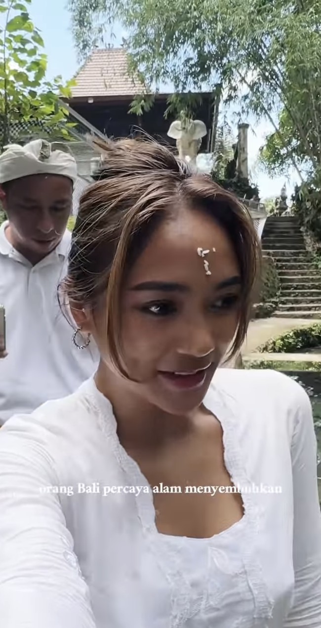 Wanita yang akrab disapa Lala itu awalnya tak berencana untuk ikut melukat. Ia dan kekasih, Dennis Talakua akhirnya ikut melukat setelah diajak oleh kedua temannya yang merupakan warga lokal di sana. Foto: Instagram/@lalamarionmj