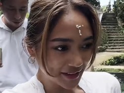 8 Foto Marion Jola Jalani Tradisi Melukat, Anggun Kenakan Kebaya Bali