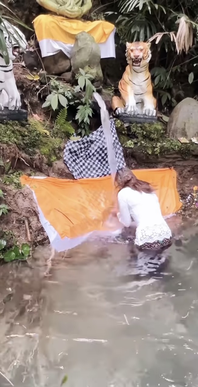 Lala tampak begitu bersemangat menjalani berbagai prosesi melukat, salah satunya ialah pemandian di tempat suci seperti yang terlihat dalam foto. Foto: Instagram/@lalamarionmj