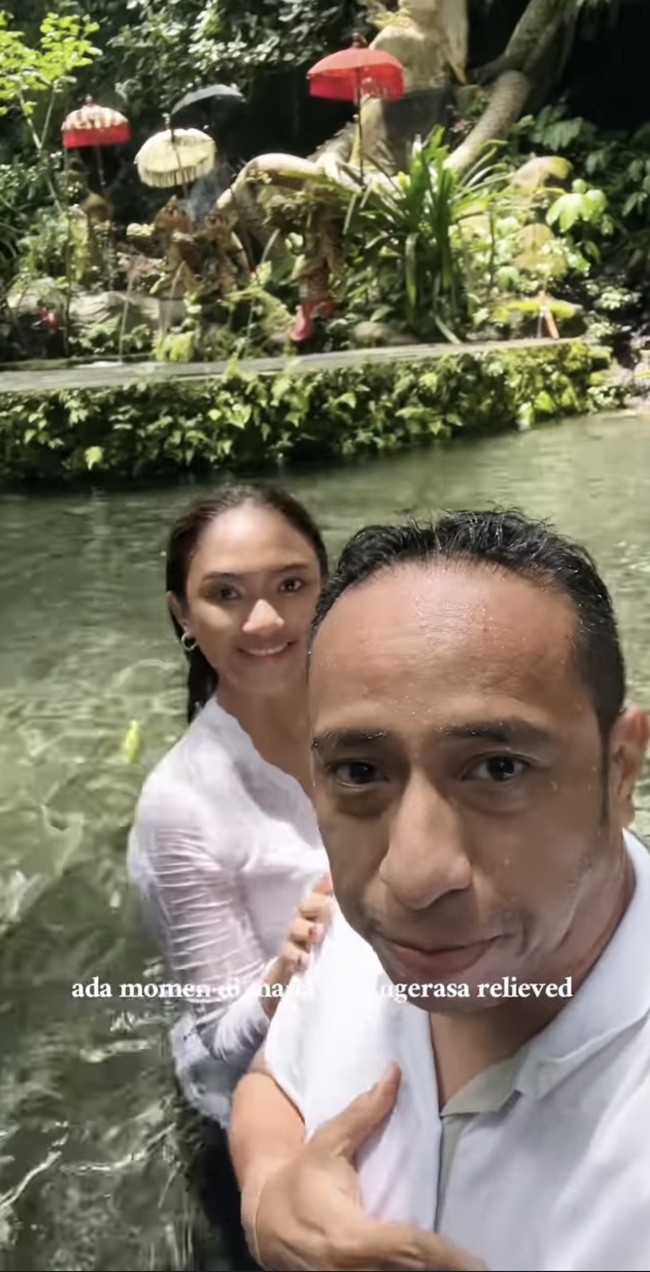 Tampil anggun dan natural, Marion Jola tampak mengenakan kebaya Bali berwarna putih. Wajahnya tampak polos tanpa riasan berlebih. Foto: Instagram/@lalamarionmj
