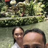 Tampil anggun dan natural, Marion Jola tampak mengenakan kebaya Bali berwarna putih. Wajahnya tampak polos tanpa riasan berlebih. Foto: Instagram/@lalamarionmj