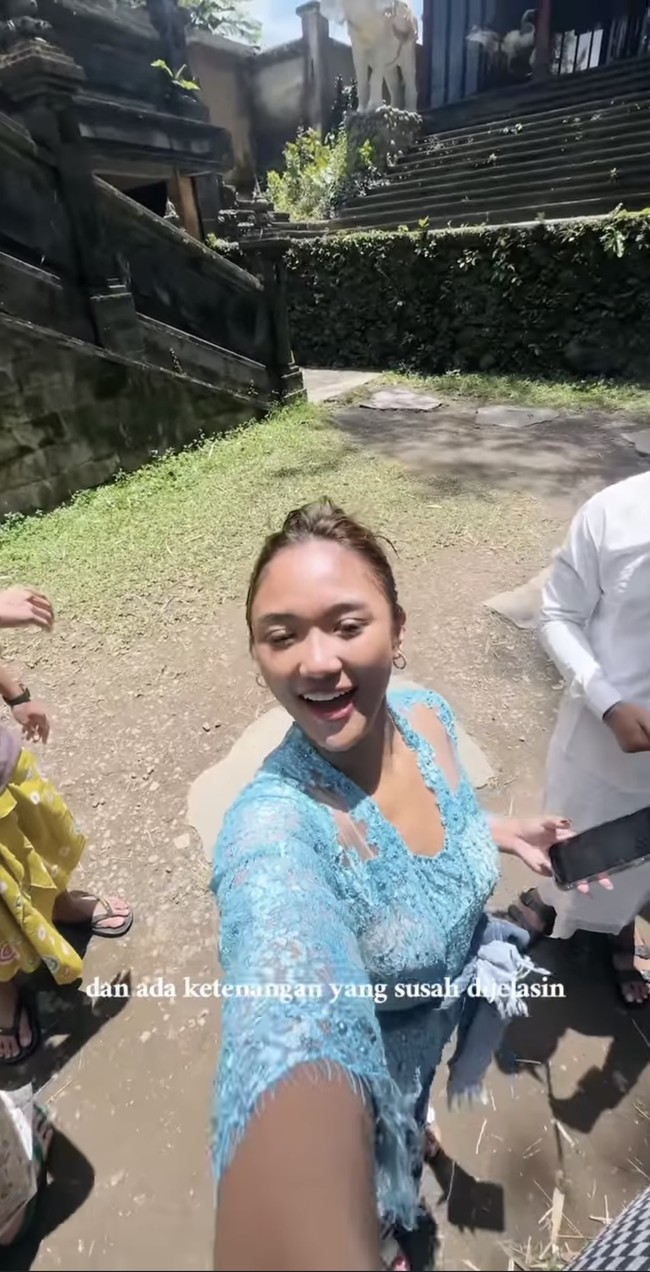 Lala juga tampak berganti pakaian. Ia memilih kebaya Bali berwarna biru yang membuat penampilannya tak kalah menawan. Foto: Instagram/@lalamarionmj