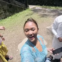 Lala juga tampak berganti pakaian. Ia memilih kebaya Bali berwarna biru yang membuat penampilannya tak kalah menawan. Foto: Instagram/@lalamarionmj