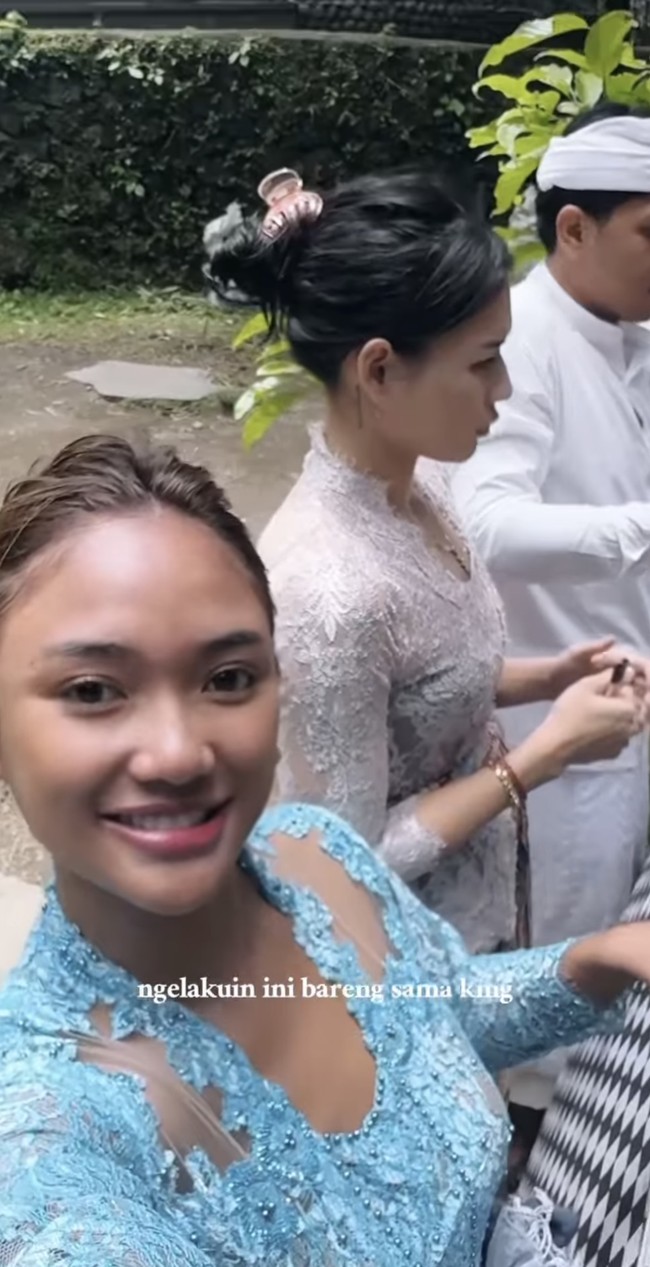 Diakui Lala bahwa ia merasa lebih tenang, ringan, dan fresh. Ia pun terus memamerkan senyum indahnya sambil menjalani beragam prosesi melukat. Foto: Instagram/@lalamarionmj