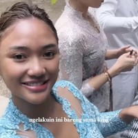 Diakui Lala bahwa ia merasa lebih tenang, ringan, dan fresh. Ia pun terus memamerkan senyum indahnya sambil menjalani beragam prosesi melukat. Foto: Instagram/@lalamarionmj