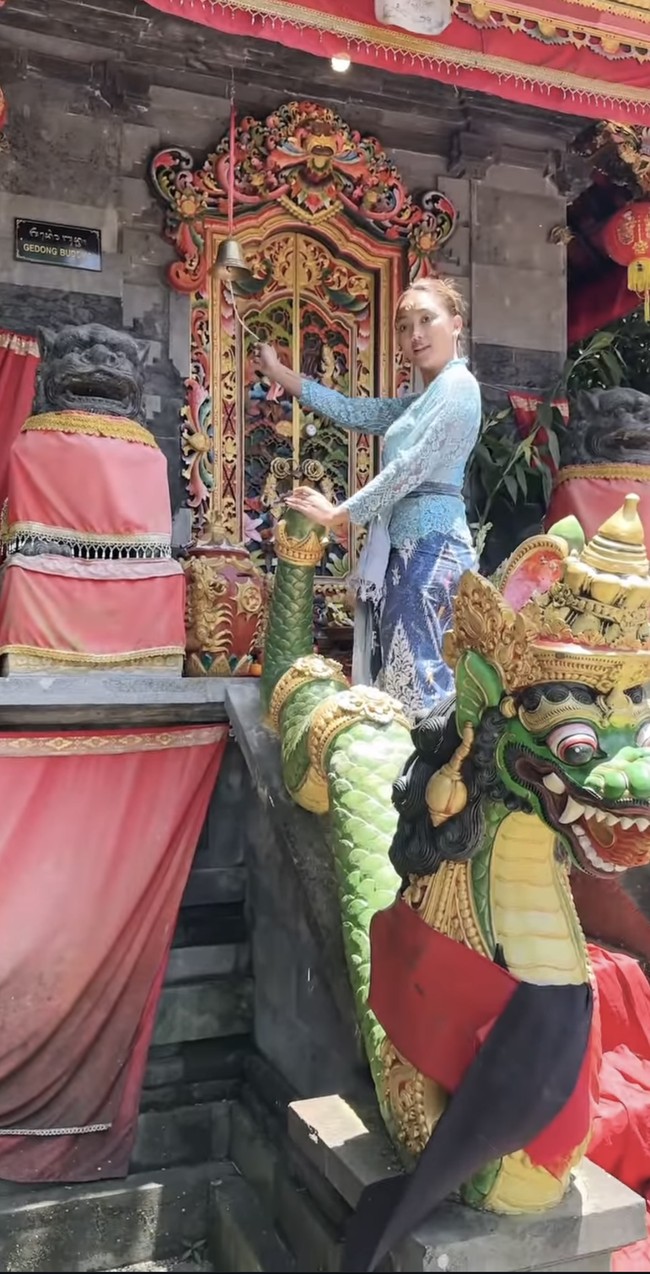 Meski tampil natural tanpa pulasan makeup berlebih dan rambut yang hanya dicepol ke belakang, Lala tetap terlihat menawan. Foto: Instagram/@lalamarionmj