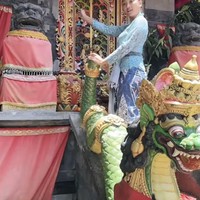 Meski tampil natural tanpa pulasan makeup berlebih dan rambut yang hanya dicepol ke belakang, Lala tetap terlihat menawan. Foto: Instagram/@lalamarionmj