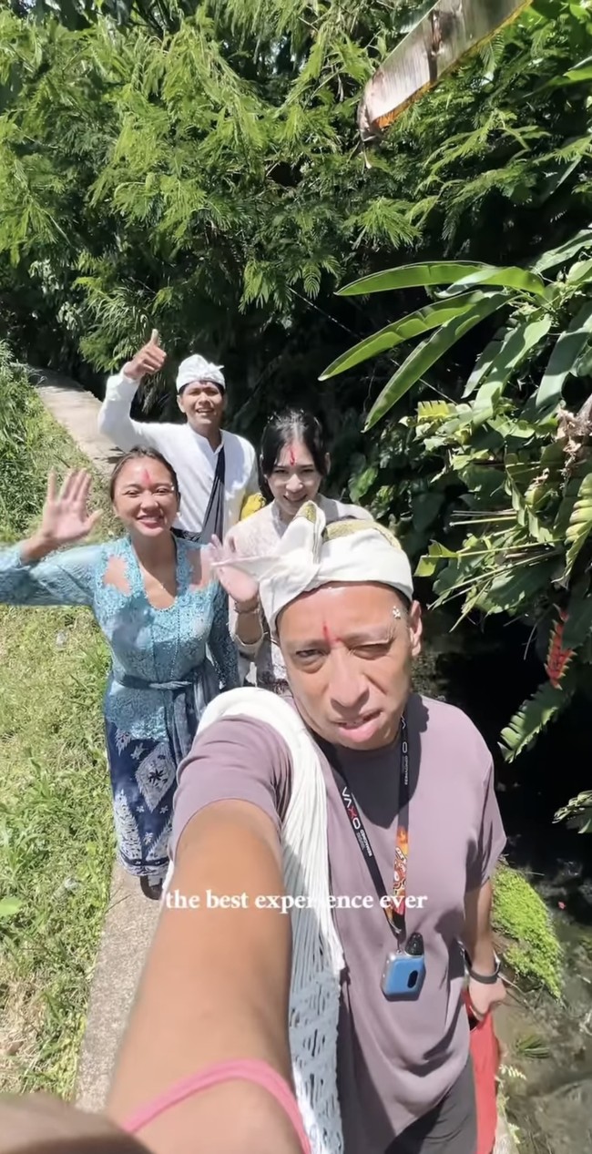 Terlihat Lala yang begitu bahagia usai menjalani prosesi melukat bersama pacar dan teman-temannya. Foto: Instagram/@lalamarionmj