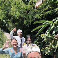 Terlihat Lala yang begitu bahagia usai menjalani prosesi melukat bersama pacar dan teman-temannya. Foto: Instagram/@lalamarionmj