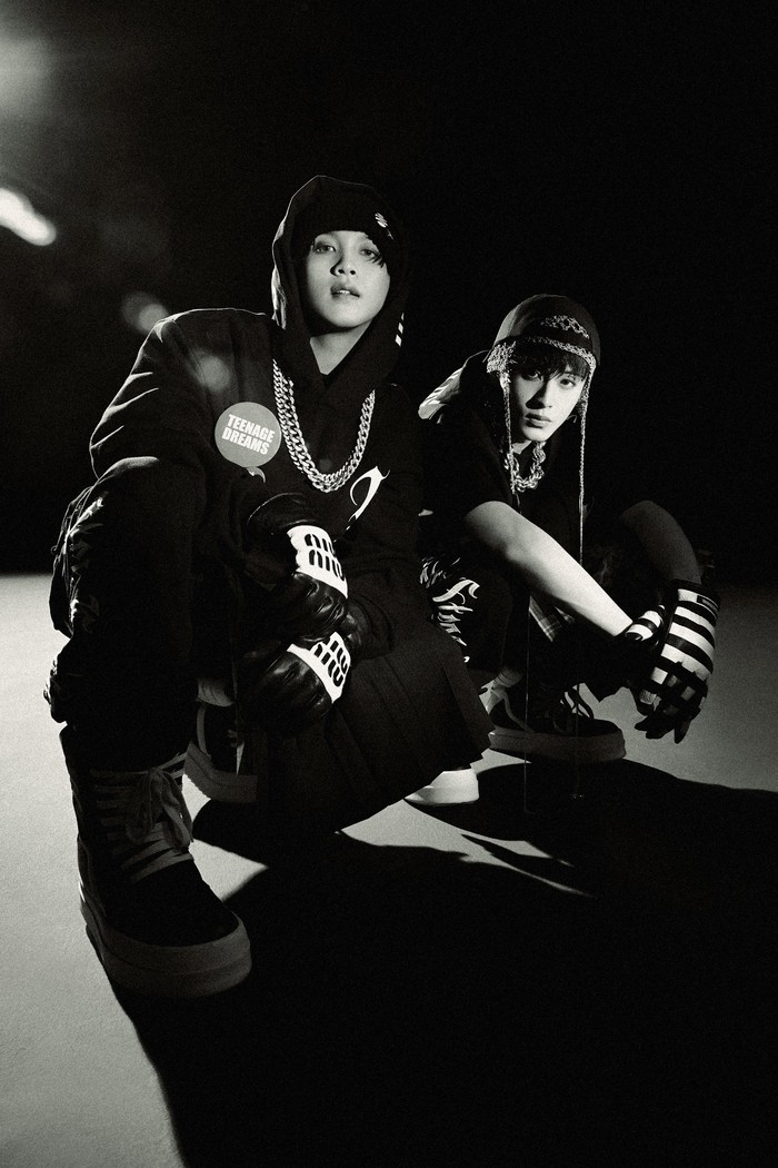 Mark dan Haechan NCT untuk single +82 Pressin.