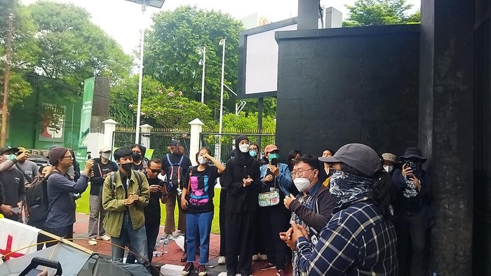 Massa Aksi di Depan Gedung Pancasila DPR RI