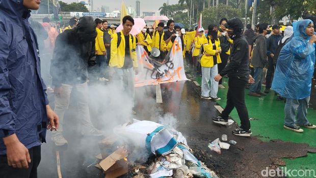 Massa aksi tolak pengesahan RUU TNI masih bertahan di depan gerbang utama Gedung DPR RI, Senayan, Jakarta Pusat, meski hujan mengguyur lokasi. Foto: Fawdi/detikcom.