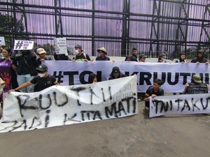 Massa Tolak RUU TNI Disahkan di Gedung DPR RI Bertambah