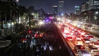 Sementara itu, arus lalu lintas di Jalan Gatot Subroto menuju Slipi kini mulai bisa dilintasi kendaraan. Jalur umum maupun di jalur khusus TransJakarta sudah dibuka kembali.