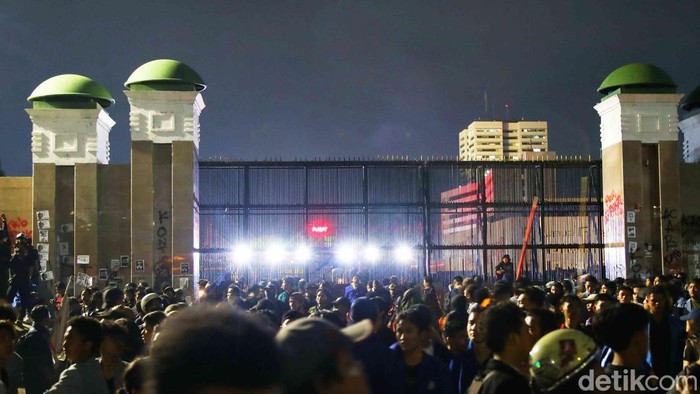 Massa aksi tolak RUU TNI di depan gedung DPR RI membubarkan diri. Massa bubar setelah menjebol pagar depan gedung DPR, Jakarta, Kamis (20/3/2025).