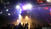 Massa aksi yang terdiri dari kelompok mahasiswa, buruh, dan elemen koalisi masyarakat sipil meninggalkan lokasi dengan berjalan kaki. Mereka diarahkan meninggalkan lokasi aksi menuju arah Kuningan.