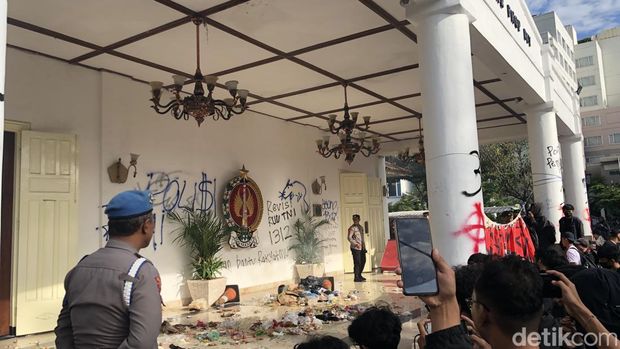 Massa aksi tolak UU TNI di DPRD DIY bakar sampah hingga nyalakan petasan, Kamis (20/3/2025).